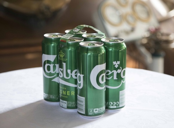 Bia Carlsberg sử dụng keo để thay thế túi bọc nhựa