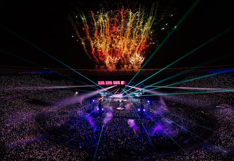 Coldplay lập kỷ lục khán giả, vượt "The Eras Tour" của Taylor Swift