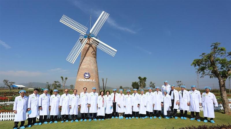 Các lãnh đạo và chuyên gia chụp hình lưu niệm tại trang tại bò sữa