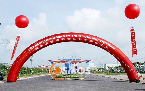 Cổng chào mừng lễ khánh thành được dựng ngay cổng KCN Tân Hương